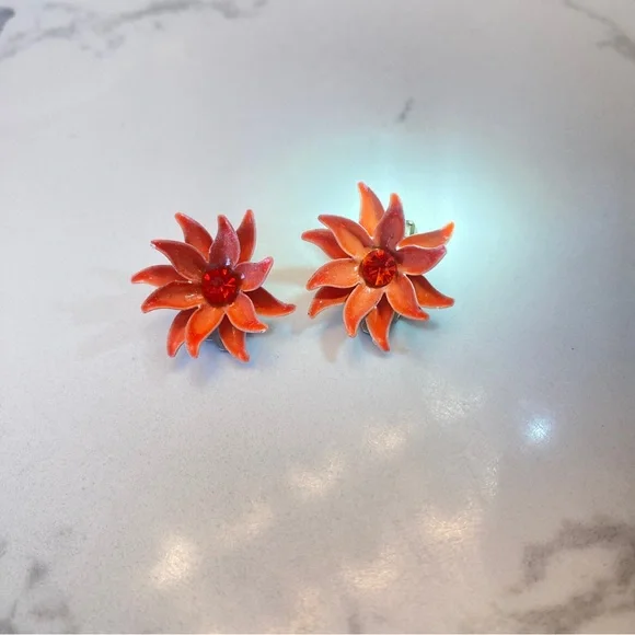 Vintage Enamel & metal pin and clip earring set - Picture 2 of 7